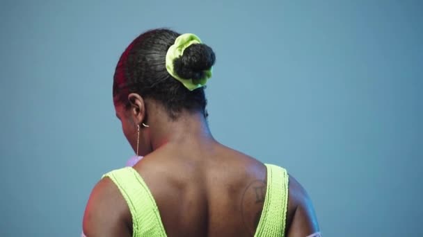 Afričanky tanečnice zezadu odhaluje kořist třesení twerking afro tanec kultura v barevném oblečení studio prostředí slow-mo
