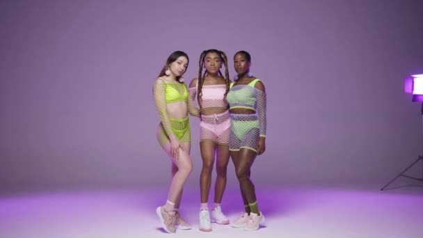 Foto Belleza Tres Modelos Ver Través Trajes Empoderamiento Mujer Colorido — Vídeo de stock