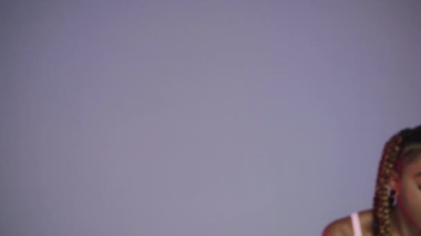 Выявление Молодой Привлекательной Африканской Танцовщицы Розовом Смотрите Через Одежду Медленном — стоковое видео