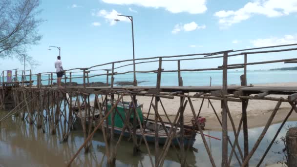 Móló Híd Férfi Turista Álló Élvezi Nyaralás Thaiföld — Stock videók