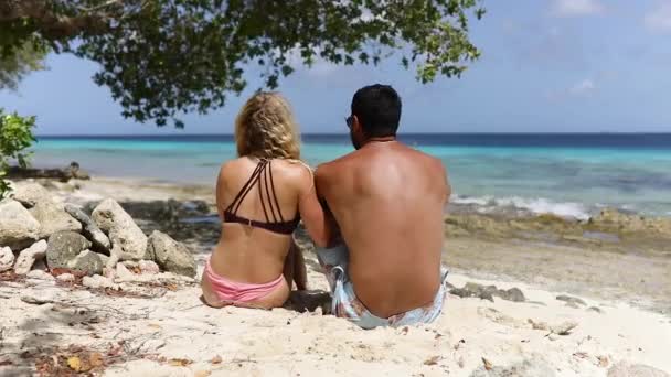 Zblízka Pohled Fitness Pár Relaxační Pláži Nádherným Tyrkysovým Oceánem Pozadí — Stock video