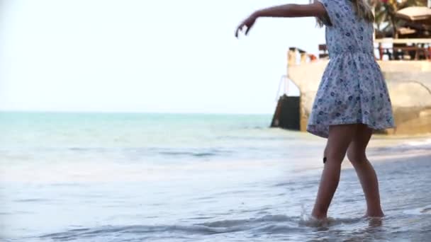 Criança Menina Afasta Praia Onda Praia Movimento Lento — Vídeo de Stock