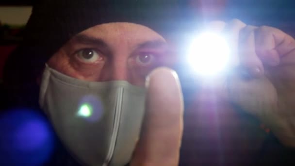 男子佩戴防毒面具 用手电筒检查全球污染情况 — 图库视频影像