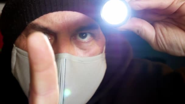 Masculino Usando Máscara Virus Investigando Contaminación Con Luz Antorcha — Vídeos de Stock