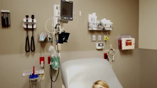病気の女の子とともに母病院の部屋パンダウン医学の子供のウイルス上から病気の医師事務所コロナウイルスコロナウイルスCovid — ストック動画