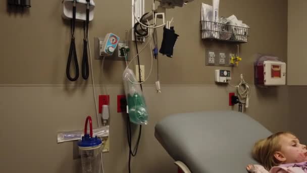 Хвора Дівчина Кімнатою Материнської Лікарні Панорамує Медичний Вірус Дитини Зверху — стокове відео