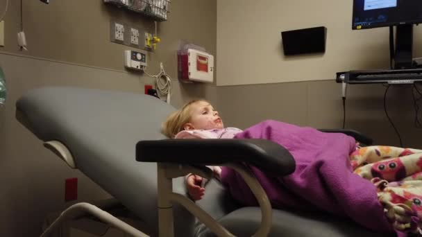 Sick Girl Mother Hospital Room Pan Steady Cam Medyczny Wirus — Wideo stockowe