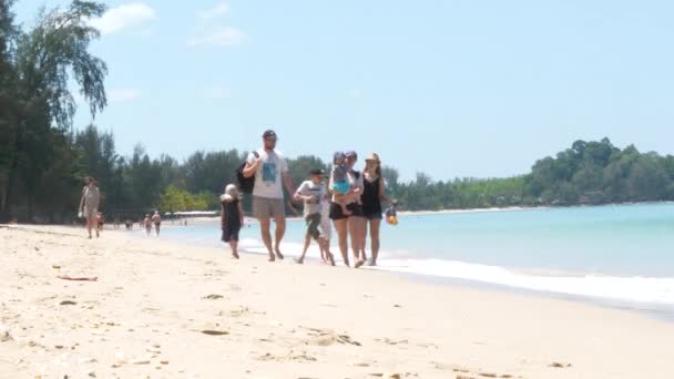 Familj Med Barn Promenader Längs Stranden Carry Barn Togetherness Koncept — Stockvideo