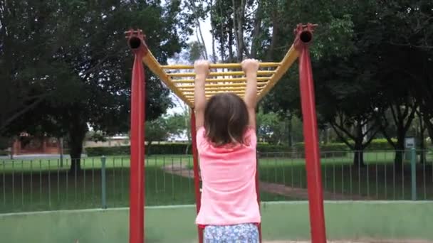 Menina Quatro Anos Jogando Selva Ginásio Pendurado Nos Bares Mostrando — Vídeo de Stock