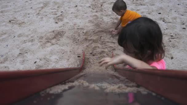 Çocuklar Diğer Çocuklarla Oyun Parkında Kaydırağın Üzerinde Kumla Oynuyorlar — Stok video