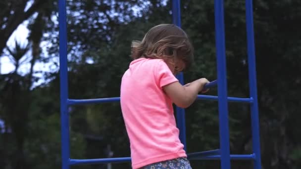 Schöne Vierjährige Mädchen Spielt Der Dschungel Turnhalle Mit Großer Fähigkeit — Stockvideo