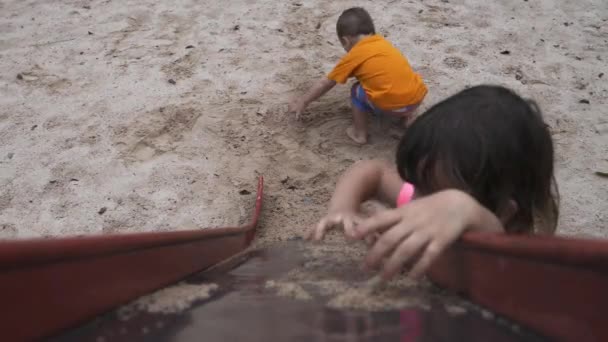 Niños Jugando Con Arena Tobogán Parque Infantil Con Otro Niño — Vídeo de stock