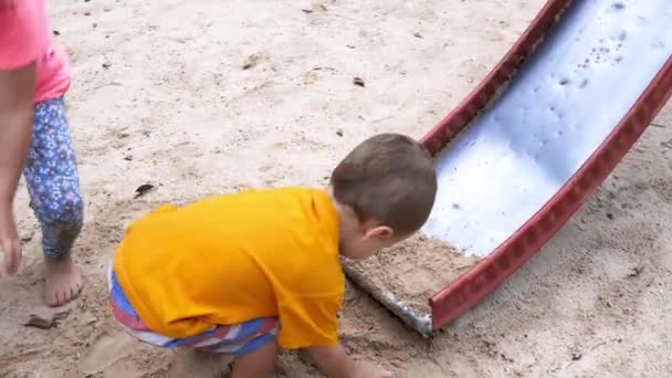 Enfants Frères Jouant Ensemble Dans Glissière Avec Sable Avec Mouvement — Video