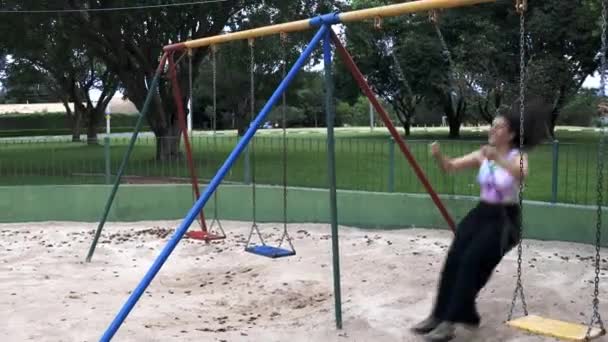 Jeune Femme Avec Jupe Longue Chemise Colorée Balançant Riant Sentant — Video