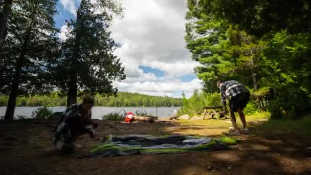 冒险的男女青年在纽约阿迪龙达克湖畔的一片绿树成荫的森林里搭起帐篷 时光流逝 — 图库视频影像