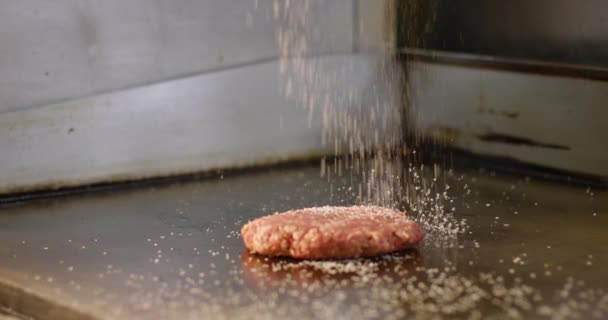 Fűszerezés nagy hamburger egy rács egy kézműves sörfőzde