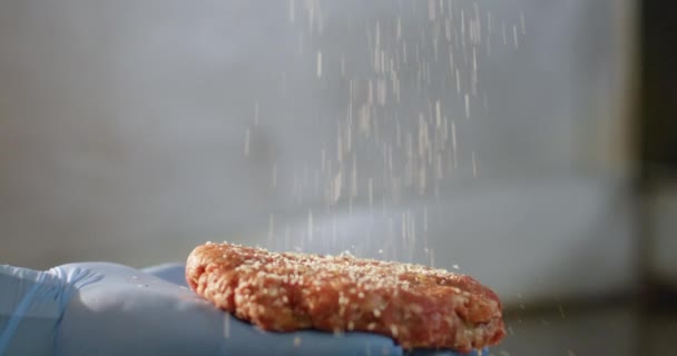 Würzen Großer Burger Über Einem Heißen Grill Einer Craft Brauerei — Stockvideo