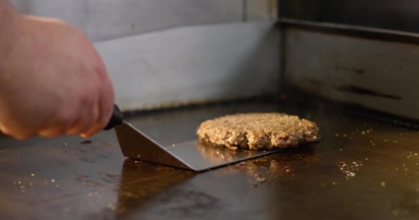 Burger Ottenere Capovolto Una Griglia Commerciale Birrificio Artigianale — Video Stock