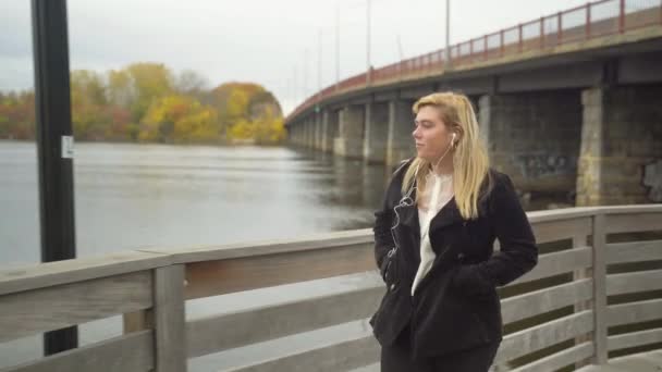 Kobieta Blond Włosy Walking Foot Bridge Podczas Śpiewania Słuchawkami Szeroki — Wideo stockowe