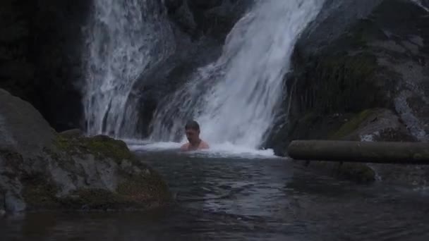 Ein Mann Genießt Die Natürliche Wasserfall Wellness Massage Medium Shot — Stockvideo