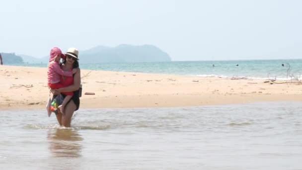 Donna Che Porta Sua Figlia Una Spiaggia Oceanica — Video Stock