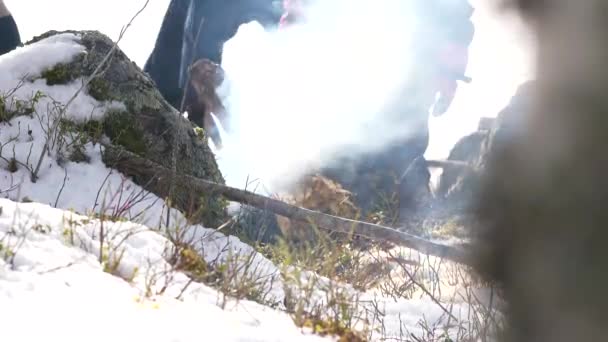 Famiglia Che Accende Fuoco Insieme Nella Foresta Invernale Innevata Tiro — Video Stock