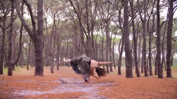 Une Belle Femme Faisant Élégamment Saut Dans Boue Milieu Parc — Video