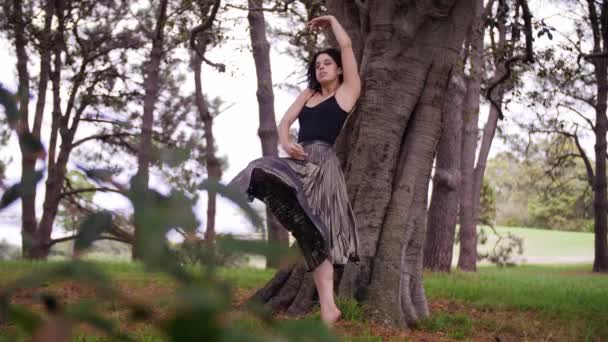 森林公園内で完璧なプチジェットを行う裸足のダンセーズ — ストック動画