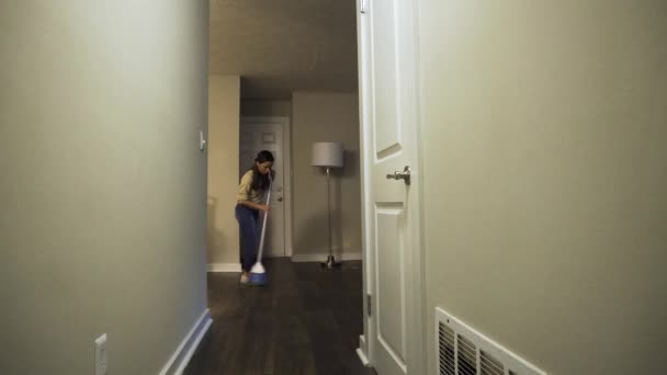 ヒスパニック系ラテン系の女性が彼女のアパートを爆破する 検疫の準備のために彼女の家の環境を消毒し 滅菌しようとしています — ストック動画