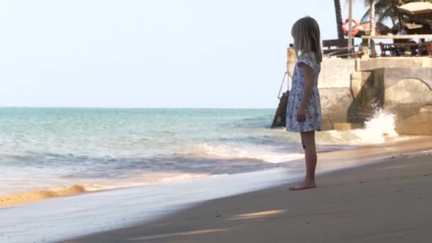 Junge Verträumte Urlaubermädchen Sommerkleid Tropischen Strand Mit Blick Aufs Meer — Stockvideo