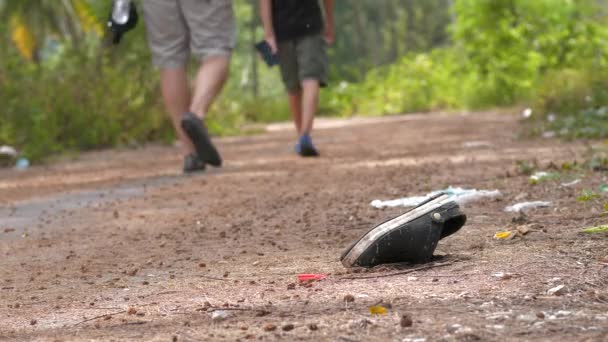 Ztracené Boty Zemi Dvě Turistické Procházky Tsunami Thajsku Nízký Úhel — Stock video