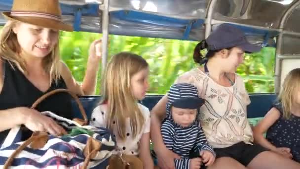 タイの白人の母親と子供観光タクシーTuk Tuk Family Vacationシーン ハンドヘルドショット — ストック動画