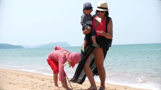 Junges Mädchen Sammelt Muscheln Mit Mutter Und Kleinkind Sonnigen Bang — Stockvideo