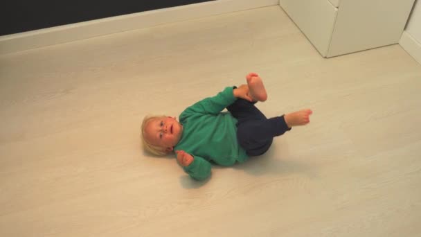孩子在家里的地板上玩耍 有趣的日子 — 图库视频影像