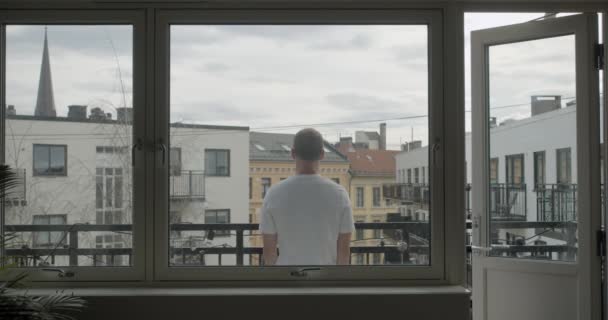 Szeroki Statyczny Tylny Strzał Norweskiego Mężczyzny Trzydziestce Odizolowanego Ciemnym Mieszkaniu — Wideo stockowe