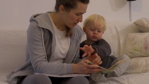 Petit Garçon Apprenant Lire Avec Mère Maison — Video