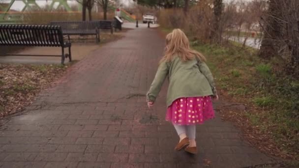 Een Schattig Klein Meisje Een Roze Jurk Loopt Buiten Een — Stockvideo