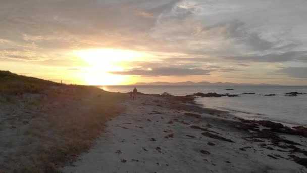 Framåtgående Flygbild Far Och Barn Sandstrand Med Vacker Soluppgång Vid — Stockvideo