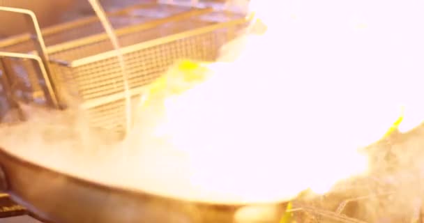 Добавление Масла Рыбе Жарки Кастрюлю Коммерческой Кухне Замедленной Съемке — стоковое видео