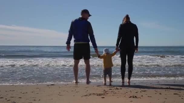 Famille Profitant Une Chaude Journée Hiver Plage — Video