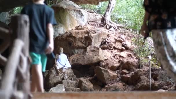 Turistas Visitando Estatua Budista Acantilado Montaña Cueva Del Templo Wat — Vídeos de Stock