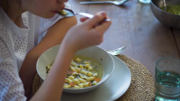 Pít Horkou Lahodnou Makaronovou Zeleninovou Polévku Aby Byl Zdravý Zblízka — Stock video