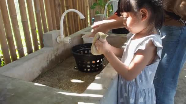 Asiatique Enfant Fille Dans Apprentissage Vacances Été Activité Nettoyage Des — Video