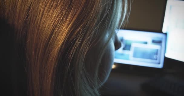 Nő dolgozik fényes képernyőn otthon iroda