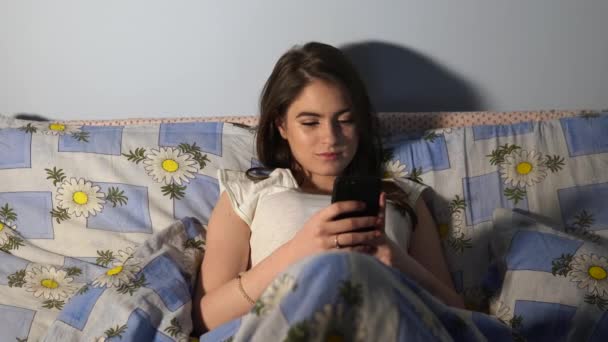 Fiatal Lány Ágyon Este Gépelés Üzenet Smartphone — Stock videók