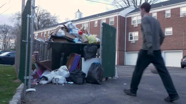 Man Face Mask Gloves Throws Out Garbage Overflow Dumpster Covid — Stok Video