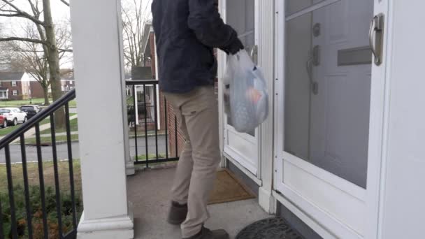 Homem Com Máscara Facial Luvas Entrega Compras Para Apartamento Durante — Vídeo de Stock