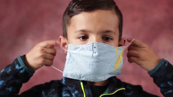 Criança Colocando Prevenção Máscara Proteção Caseira Contra Coronavírus Covid Câmera — Vídeo de Stock