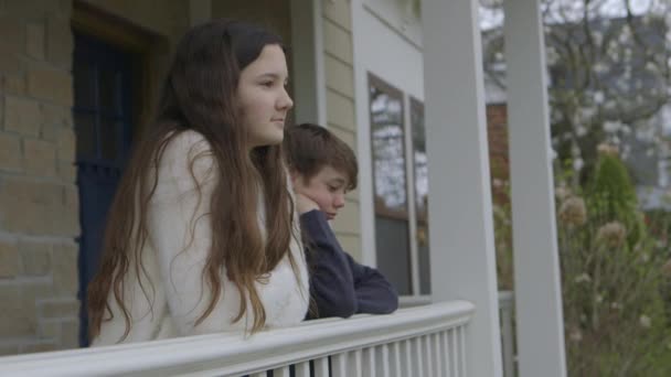 Dívka Chlapec Čekají Přední Verandě Svého Domu Znuděný Profil Pohled — Stock video