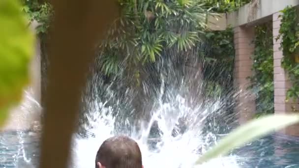 Padre Hijo Vacaciones Divertirse Piscina Aire Libre Entorno Tropical — Vídeo de stock